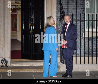 Londres, Royaume-Uni. 26 septembre 2025. Le premier ministre australien Anthony Albanese et sa partenaire et fiancée Jodie Haydon marchent ensemble du Foreign Office vers le 10 Downing Street pour une réception en soirée organisée par Sir Keir Starmer lors de leur visite au Royaume-Uni. M. Albanese semble transporter un paquet de 4 bières artisanales Albo pale ALE de la brasserie australienne Willie the Boatman, peut-être comme cadeau pour l'hôte. Crédit : Imageplotter/Alamy Live News Banque D'Images