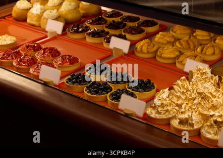 Un délicieux et beau assortiment de pâtisseries, tartes et friandises dans un présentoir de boulangerie Banque D'Images