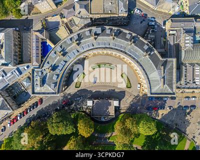 Buxton, Derbyshire, Royaume-Uni. 09.22.2025 image aérienne de Buxton dans le Peak District se prélassant dans des couleurs d'automne époustouflantes. 22 septembre 2025. Banque D'Images