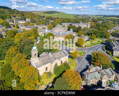 Buxton, Derbyshire, Royaume-Uni. 09.22.2025 image aérienne de Buxton dans le Peak District se prélassant dans des couleurs d'automne époustouflantes. 22 septembre 2025. Banque D'Images