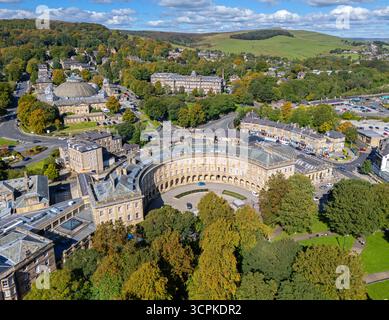 Buxton, Derbyshire, Royaume-Uni. 09.22.2025 image aérienne de Buxton dans le Peak District se prélassant dans des couleurs d'automne époustouflantes. 22 septembre 2025. Banque D'Images