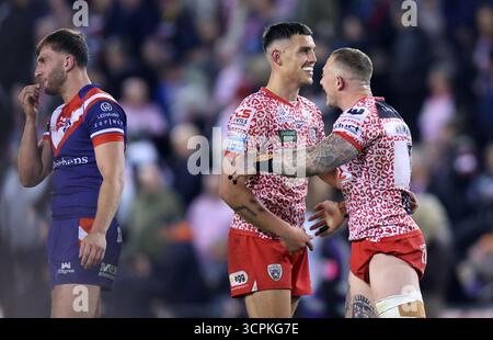 Owen Trout de Leigh Leopards (à gauche) et Josh Charnley célèbrent après le match de demi-finale éliminatoire de Betfred Super League à Leigh Sports Village, Leigh. Date de la photo : vendredi 26 septembre 2025. Banque D'Images