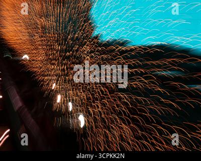 Fond abstrait de lignes oranges courbes Banque D'Images