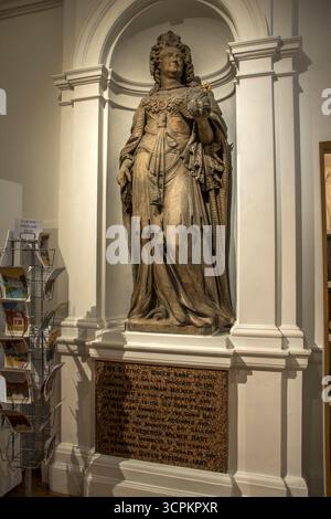 Statue de la reine Anne (1665-1714) dans le hall d'entrée de la Leeds Art Gallery, par Andrew Carpenter (1677-1737) Banque D'Images