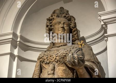 Statue de la reine Anne (1665-1714) dans le hall d'entrée de la Leeds Art Gallery, par Andrew Carpenter (1677-1737) Banque D'Images