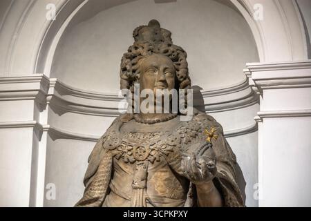 Statue de la reine Anne (1665-1714) dans le hall d'entrée de la Leeds Art Gallery, par Andrew Carpenter (1677-1737) Banque D'Images