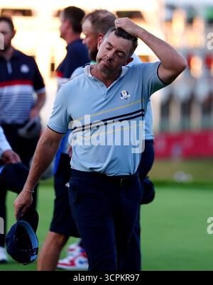 Rory McIlroy de Team Europe après avoir manqué un putt le 18e match à égalité contre Sam Burns et Patrick Cantlay de Team United States après les matchs de fourball de l'après-midi le premier jour de la Ryder Cup 2025 au Bethpage Black course, Farmingdale, New York. Date de la photo : vendredi 26 septembre 2025. Banque D'Images