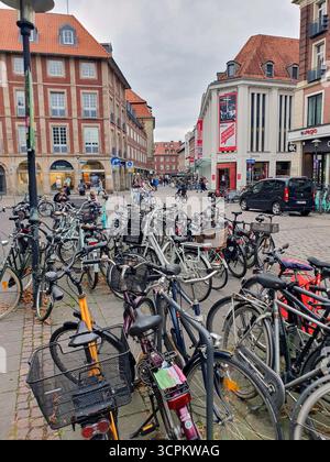 La ville du vélo : porte-vélos bondés à Münster, en Allemagne, sur le Salzstraße historique, à proximité des commerces et de l'architecture classique. Banque D'Images