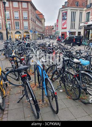 La ville du vélo : porte-vélos bondés à Münster, en Allemagne, sur le Salzstraße historique, à proximité des commerces et de l'architecture classique. Banque D'Images