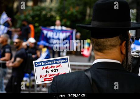 New York, New York, États-Unis. 26 septembre 2025. Un membre de la communauté juive orthodoxe tient une pancarte indiquant qu'être contre Israël n'équivaut pas à de l'antisémitisme, tandis qu'un contre-manifestant déploie un drapeau indiquant˜Trump 2024' devant lui. Des membres du groupe militant sioniste d’extrême droite Betar et d’autres se sont rassemblés pour exprimer leur opposition aux appels à l’arrestation du premier ministre israélien Benjamin Netanyahu pour crimes de guerre. (Crédit image : © Tom Hudson/ZUMA Press Wire) USAGE ÉDITORIAL SEULEMENT ! Non destiné à UN USAGE commercial ! Banque D'Images
