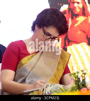PATNA, INDE - SEPTEMBRE 26 : la secrétaire générale du Congrès Priyanka Gandhi interagit avec des femmes lors de Shakti Adhikar Mahila Samvad à l'Ashram de Sadaquat le 26 septembre 2025 à Patna, Inde. Photo de Santosh Kumar/Hindustan Times la députée du Congrès Priyanka Gandhi Vadra tient Shakti Adhikar Mahila Samvad à Patna Banque D'Images