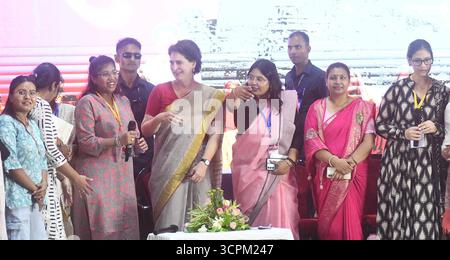 PATNA, INDE - SEPTEMBRE 26 : la secrétaire générale du Congrès Priyanka Gandhi interagit avec des femmes lors de Shakti Adhikar Mahila Samvad à l'Ashram de Sadaquat le 26 septembre 2025 à Patna, Inde. Photo de Santosh Kumar/Hindustan Times la députée du Congrès Priyanka Gandhi Vadra tient Shakti Adhikar Mahila Samvad à Patna Banque D'Images