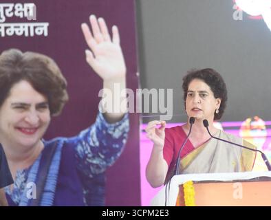 Inde. 26 septembre 2025. PATNA, INDE - SEPTEMBRE 26 : la secrétaire générale du Congrès Priyanka Gandhi s'adresse à un rassemblement lors du programme Shakti Adhikar Mahila Samvad à l'Ashram de Sadaquat le 26 septembre 2025 à Patna, Inde.(photo de Santosh Kumar/Hindustan Times/Sipa USA) crédit : Sipa USA/Alamy Live News Banque D'Images