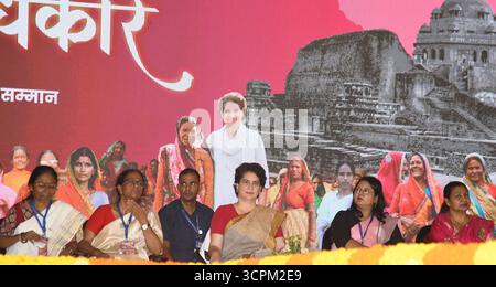 Inde. 26 septembre 2025. PATNA, INDE - SEPTEMBRE 26 : la secrétaire générale du Congrès Priyanka Gandhi interagit avec des femmes lors de Shakti Adhikar Mahila Samvad à l'Ashram de Sadaquat le 26 septembre 2025 à Patna, Inde.(photo de Santosh Kumar/Hindustan Times/Sipa USA) crédit : Sipa USA/Alamy Live News Banque D'Images