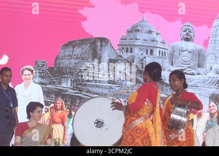 Inde. 26 septembre 2025. PATNA, INDE - SEPTEMBRE 26 : la secrétaire générale du Congrès Priyanka Gandhi interagit avec des femmes lors de Shakti Adhikar Mahila Samvad à l'Ashram de Sadaquat le 26 septembre 2025 à Patna, Inde.(photo de Santosh Kumar/Hindustan Times/Sipa USA) crédit : Sipa USA/Alamy Live News Banque D'Images