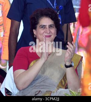 Inde. 26 septembre 2025. PATNA, INDE - SEPTEMBRE 26 : la secrétaire générale du Congrès Priyanka Gandhi interagit avec des femmes lors de Shakti Adhikar Mahila Samvad à l'Ashram de Sadaquat le 26 septembre 2025 à Patna, Inde.(photo de Santosh Kumar/Hindustan Times/Sipa USA) crédit : Sipa USA/Alamy Live News Banque D'Images