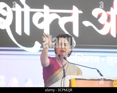 Inde. 26 septembre 2025. PATNA, INDE - SEPTEMBRE 26 : la secrétaire générale du Congrès Priyanka Gandhi s'adresse à un rassemblement lors du programme Shakti Adhikar Mahila Samvad à l'Ashram de Sadaquat le 26 septembre 2025 à Patna, Inde.(photo de Santosh Kumar/Hindustan Times/Sipa USA) crédit : Sipa USA/Alamy Live News Banque D'Images