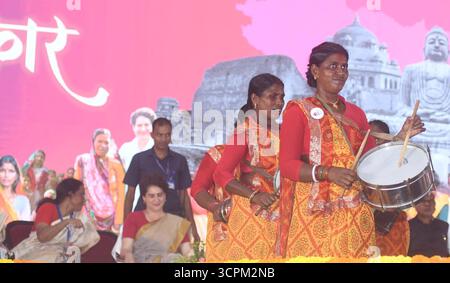 Inde. 26 septembre 2025. PATNA, INDE - SEPTEMBRE 26 : la secrétaire générale du Congrès Priyanka Gandhi interagit avec des femmes lors de Shakti Adhikar Mahila Samvad à l'Ashram de Sadaquat le 26 septembre 2025 à Patna, Inde.(photo de Santosh Kumar/Hindustan Times/Sipa USA) crédit : Sipa USA/Alamy Live News Banque D'Images