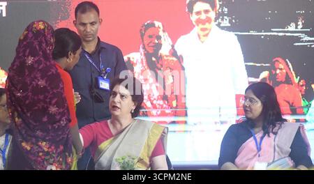 Inde. 26 septembre 2025. PATNA, INDE - SEPTEMBRE 26 : la secrétaire générale du Congrès Priyanka Gandhi interagit avec des femmes lors de Shakti Adhikar Mahila Samvad à l'Ashram de Sadaquat le 26 septembre 2025 à Patna, Inde.(photo de Santosh Kumar/Hindustan Times/Sipa USA) crédit : Sipa USA/Alamy Live News Banque D'Images