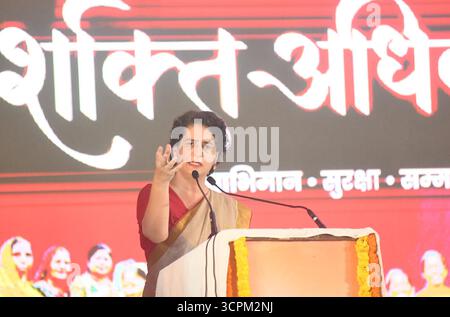 Inde. 26 septembre 2025. PATNA, INDE - SEPTEMBRE 26 : la secrétaire générale du Congrès Priyanka Gandhi s'adresse à un rassemblement lors du programme Shakti Adhikar Mahila Samvad à l'Ashram de Sadaquat le 26 septembre 2025 à Patna, Inde.(photo de Santosh Kumar/Hindustan Times/Sipa USA) crédit : Sipa USA/Alamy Live News Banque D'Images