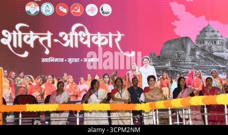 Inde. 26 septembre 2025. PATNA, INDE - SEPTEMBRE 26 : la secrétaire générale du Congrès Priyanka Gandhi interagit avec des femmes lors de Shakti Adhikar Mahila Samvad à l'Ashram de Sadaquat le 26 septembre 2025 à Patna, Inde.(photo de Santosh Kumar/Hindustan Times/Sipa USA) crédit : Sipa USA/Alamy Live News Banque D'Images