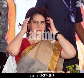 Inde. 26 septembre 2025. PATNA, INDE - SEPTEMBRE 26 : la secrétaire générale du Congrès Priyanka Gandhi interagit avec des femmes lors de Shakti Adhikar Mahila Samvad à l'Ashram de Sadaquat le 26 septembre 2025 à Patna, Inde.(photo de Santosh Kumar/Hindustan Times/Sipa USA) crédit : Sipa USA/Alamy Live News Banque D'Images
