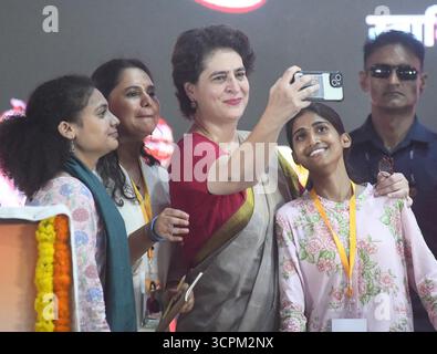 Inde. 26 septembre 2025. PATNA, INDE - SEPTEMBRE 26 : la secrétaire générale du Congrès Priyanka Gandhi prend un selfie avec des femmes pendant Shakti Adhikar Mahila Samvad à l'Ashram de Sadaquat le 26 septembre 2025 à Patna, Inde.(photo de Santosh Kumar/Hindustan Times/Sipa USA) crédit : Sipa USA/Alamy Live News Banque D'Images