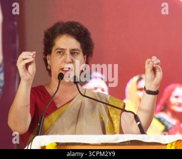 Inde. 26 septembre 2025. PATNA, INDE - SEPTEMBRE 26 : la secrétaire générale du Congrès Priyanka Gandhi s'adresse à un rassemblement lors du programme Shakti Adhikar Mahila Samvad à l'Ashram de Sadaquat le 26 septembre 2025 à Patna, Inde.(photo de Santosh Kumar/Hindustan Times/Sipa USA) crédit : Sipa USA/Alamy Live News Banque D'Images