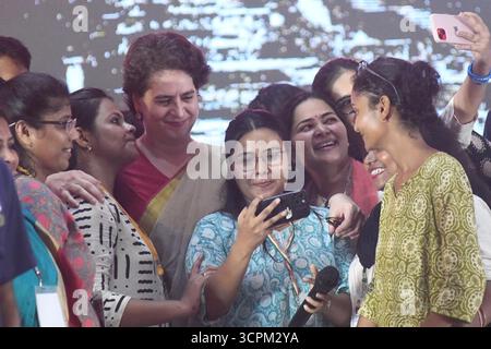 Inde. 26 septembre 2025. PATNA, INDE - SEPTEMBRE 26 : la secrétaire générale du Congrès Priyanka Gandhi prend un selfie avec des femmes pendant Shakti Adhikar Mahila Samvad à l'Ashram de Sadaquat le 26 septembre 2025 à Patna, Inde.(photo de Santosh Kumar/Hindustan Times/Sipa USA) crédit : Sipa USA/Alamy Live News Banque D'Images