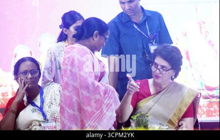 Inde. 26 septembre 2025. PATNA, INDE - SEPTEMBRE 26 : la secrétaire générale du Congrès Priyanka Gandhi interagit avec des femmes lors de Shakti Adhikar Mahila Samvad à l'Ashram de Sadaquat le 26 septembre 2025 à Patna, Inde.(photo de Santosh Kumar/Hindustan Times/Sipa USA) crédit : Sipa USA/Alamy Live News Banque D'Images