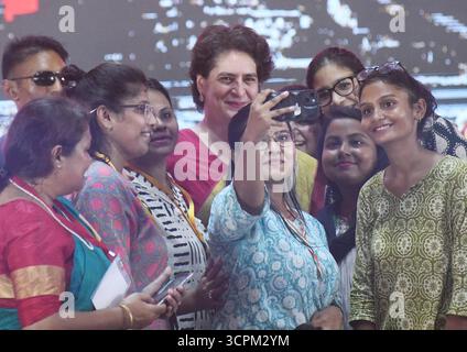 Inde. 26 septembre 2025. PATNA, INDE - SEPTEMBRE 26 : la secrétaire générale du Congrès Priyanka Gandhi prend un selfie avec des femmes pendant Shakti Adhikar Mahila Samvad à l'Ashram de Sadaquat le 26 septembre 2025 à Patna, Inde.(photo de Santosh Kumar/Hindustan Times/Sipa USA) crédit : Sipa USA/Alamy Live News Banque D'Images