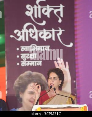 Inde. 26 septembre 2025. PATNA, INDE - SEPTEMBRE 26 : la secrétaire générale du Congrès Priyanka Gandhi s'adresse à un rassemblement lors du programme Shakti Adhikar Mahila Samvad à l'Ashram de Sadaquat le 26 septembre 2025 à Patna, Inde.(photo de Santosh Kumar/Hindustan Times/Sipa USA) crédit : Sipa USA/Alamy Live News Banque D'Images