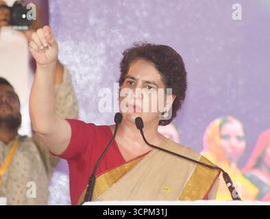 Inde. 26 septembre 2025. PATNA, INDE - SEPTEMBRE 26 : la secrétaire générale du Congrès Priyanka Gandhi s'adresse à un rassemblement lors du programme Shakti Adhikar Mahila Samvad à l'Ashram de Sadaquat le 26 septembre 2025 à Patna, Inde.(photo de Santosh Kumar/Hindustan Times/Sipa USA) crédit : Sipa USA/Alamy Live News Banque D'Images