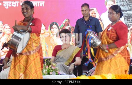 Inde. 26 septembre 2025. PATNA, INDE - SEPTEMBRE 26 : la secrétaire générale du Congrès Priyanka Gandhi interagit avec des femmes lors de Shakti Adhikar Mahila Samvad à l'Ashram de Sadaquat le 26 septembre 2025 à Patna, Inde.(photo de Santosh Kumar/Hindustan Times/Sipa USA) crédit : Sipa USA/Alamy Live News Banque D'Images