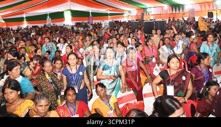 Inde. 26 septembre 2025. PATNA, INDE - SEPTEMBRE 26 : participation des travailleuses au Congrès au programme Shakti Adhikar Mahila Samvad à l'Ashram de Sadaquat le 26 septembre 2025 à Patna, Inde.(photo de Santosh Kumar/Hindustan Times/Sipa USA) crédit : Sipa USA/Alamy Live News Banque D'Images