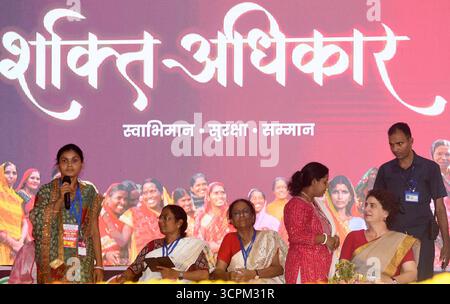Inde. 26 septembre 2025. PATNA, INDE - SEPTEMBRE 26 : la secrétaire générale du Congrès Priyanka Gandhi interagit avec des femmes lors de Shakti Adhikar Mahila Samvad à l'Ashram de Sadaquat le 26 septembre 2025 à Patna, Inde.(photo de Santosh Kumar/Hindustan Times/Sipa USA) crédit : Sipa USA/Alamy Live News Banque D'Images