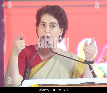 Inde. 26 septembre 2025. PATNA, INDE - SEPTEMBRE 26 : la secrétaire générale du Congrès Priyanka Gandhi s'adresse à un rassemblement lors du programme Shakti Adhikar Mahila Samvad à l'Ashram de Sadaquat le 26 septembre 2025 à Patna, Inde.(photo de Santosh Kumar/Hindustan Times/Sipa USA) crédit : Sipa USA/Alamy Live News Banque D'Images