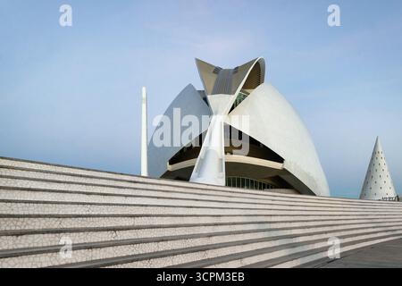 Valence, Espagne, 10 septembre 2025 : le spectaculaire Palau de les Arts Reina Sofía, l'opéra de la Cité des Arts et des Sciences, capturé au crépuscule Banque D'Images