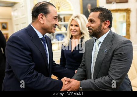 Le directeur du FBI, Kash Patel, serre la main au maréchal Asim Munir du Pakistan avant une rencontre avec le président Donald Trump, le jeudi 25 septembre 2025, dans le bureau ovale. (Photo officielle de la Maison Blanche par Daniel Torok) Banque D'Images