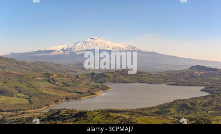 Vue du mont Etna de loin Banque D'Images