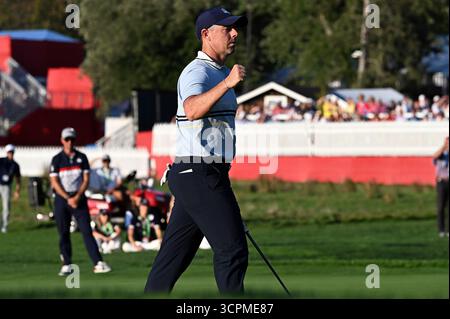 Farmingdale, États-Unis. 26 septembre 2025. Rory McIlroy, de Team Europe, de l'Irlande du Nord, réagit après avoir coulé un put sur le 16e trou lors de la première journée de compétition de la Ryder Cup 2025, au Bethpage Black course, Farmingdale, NY, le 26 septembre 2025. (Photo par Anthony Behar/SipaUSA) crédit : Sipa USA/Alamy Live News Banque D'Images