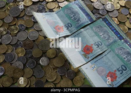 Trois pièces de cinquante ringgits d'argent malaisien sur des pièces de monnaie malaisiennes Banque D'Images