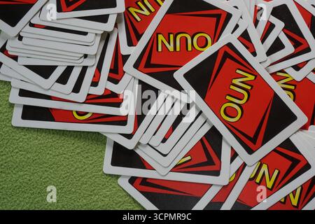 Cartes à jouer uno empilées sur fond vert Banque D'Images