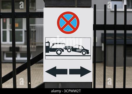 Aucun panneau de stationnement avec symbole de remorquage. Panneau de régulation de la circulation urbaine sur la clôture noire. Signal d'avertissement pour les conducteurs en milieu urbain. Banque D'Images