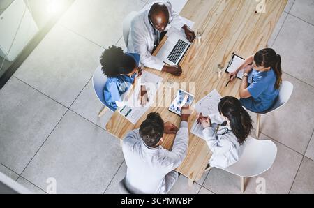 Équipe, réunion et au-dessus des médecins avec tablette, documents et radiographie pour les résultats médicaux. Santé, hôpital et personnes avec numérisation numérique pour Banque D'Images