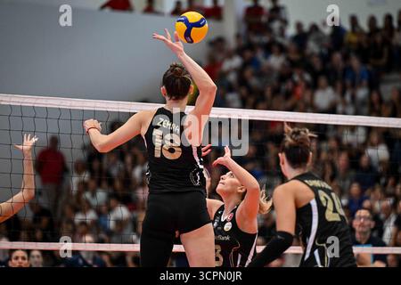 Oristano, Italie. 26 septembre 2025. Troisième place finale - Vakifbank Istanbul vs Panionios Atene, match test de volleyball à Oristano, Italie, septembre 26 2025 crédit : Agence photo indépendante/Alamy Live News Banque D'Images