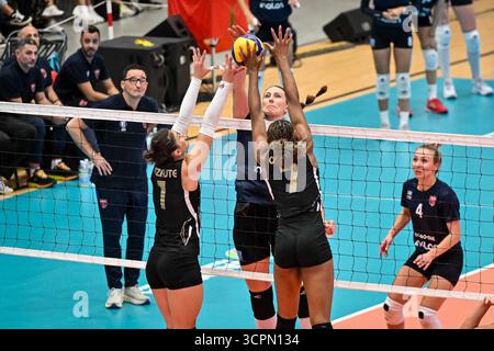 Oristano, Italie. 26 septembre 2025. Troisième place finale - Vakifbank Istanbul vs Panionios Atene, match test de volleyball à Oristano, Italie, septembre 26 2025 crédit : Agence photo indépendante/Alamy Live News Banque D'Images