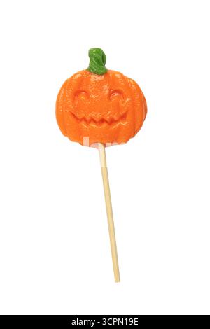 Sucettes d'Halloween en forme de citrouille isolées sur fond blanc. Gâteries festives pour les fêtes de fin d'année. Vue de dessus Banque D'Images