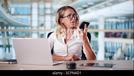 Femmes chefs d'entreprise discutant avec le client lors d'une conférence téléphonique. Banque D'Images