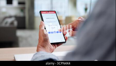 Application smartphone pour l'apprentissage grammatical japonais en ligne Banque D'Images